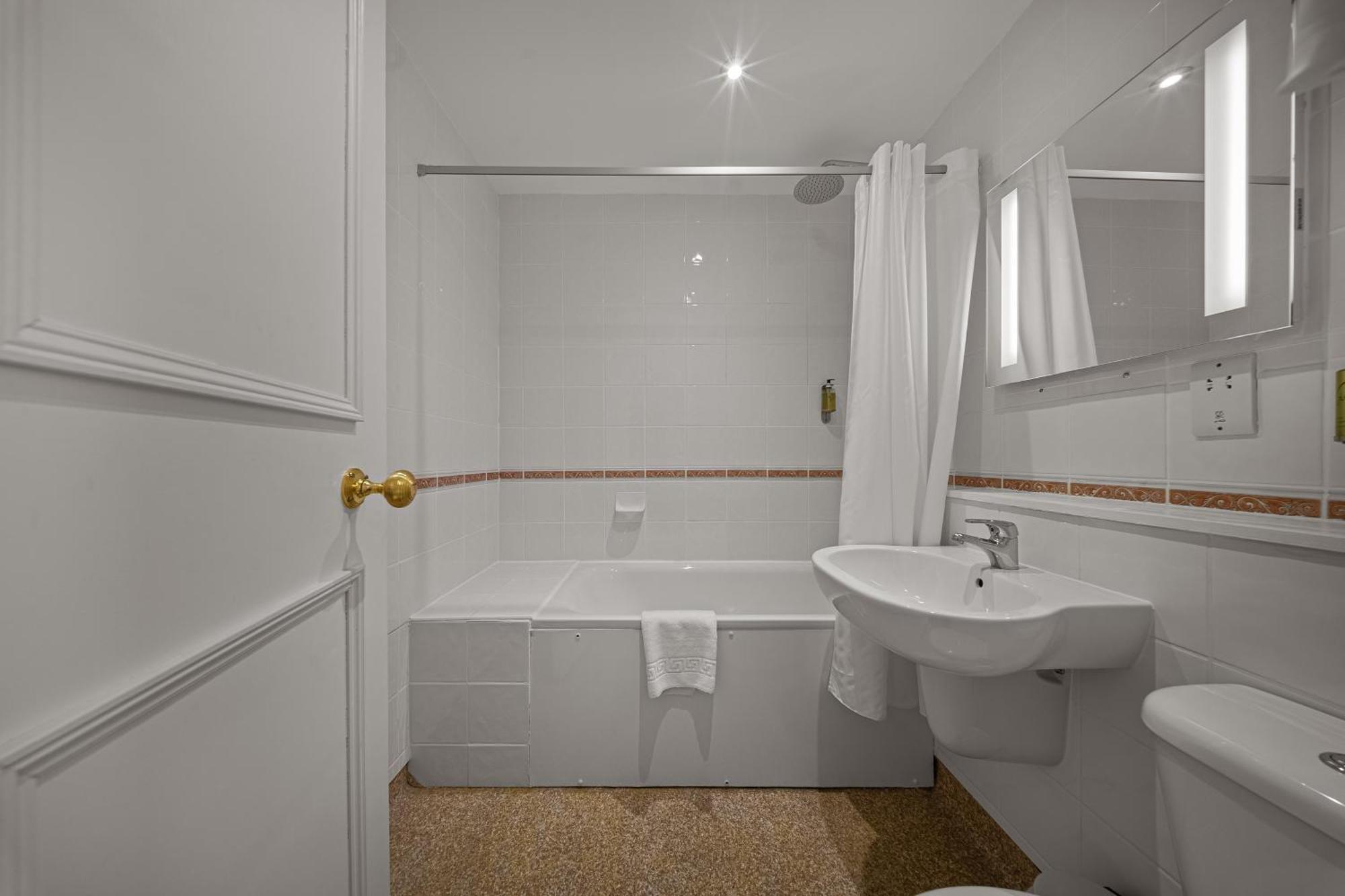 The Clarendon Hotel 3*